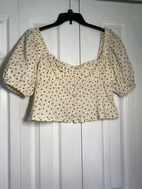 Storia Cream Floral Puff-Sleeve Square Neck Crop Top